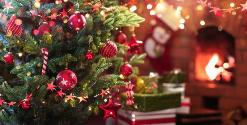 Des guirlandes décoratives fantaisie sur le sapin
