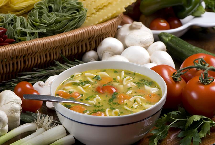 Soupe aux tomates et aux courgettes