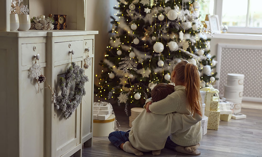 Un sapin de Noël blanc illuminé