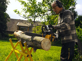 Tronçonnez à pleine puissance en attaquant le bois avec le milieu de la chaîne.