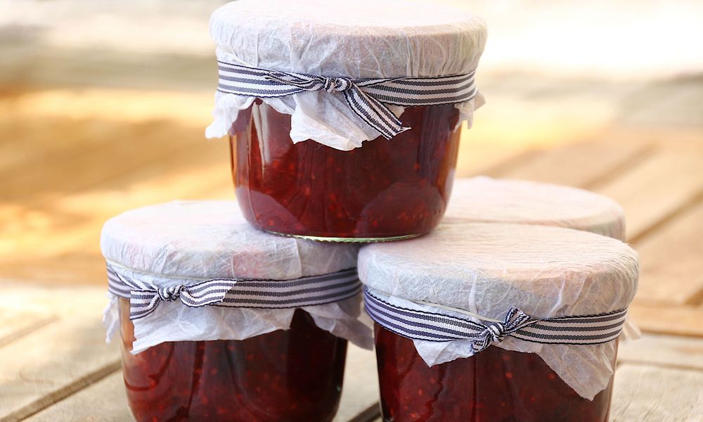 De jolis bocaux de confiture de fraise maison