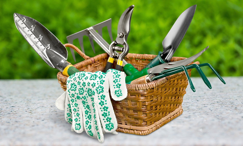 Vos petits outils, vos pots, du terreau et une table feront un beau coin rempotage !
