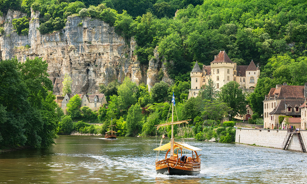 La Roque-Gageac, au pied d’une falaise