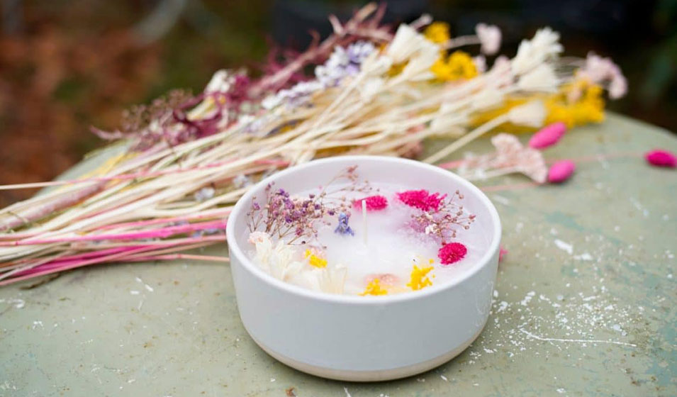 Réaliser des bougies avec des fleurs séchées