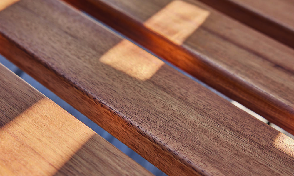 Pour que le bois de vos meubles d’extérieur reste beau, une protection est appliquée régulièrement 