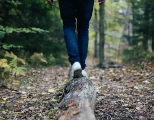 En person som går på en stig