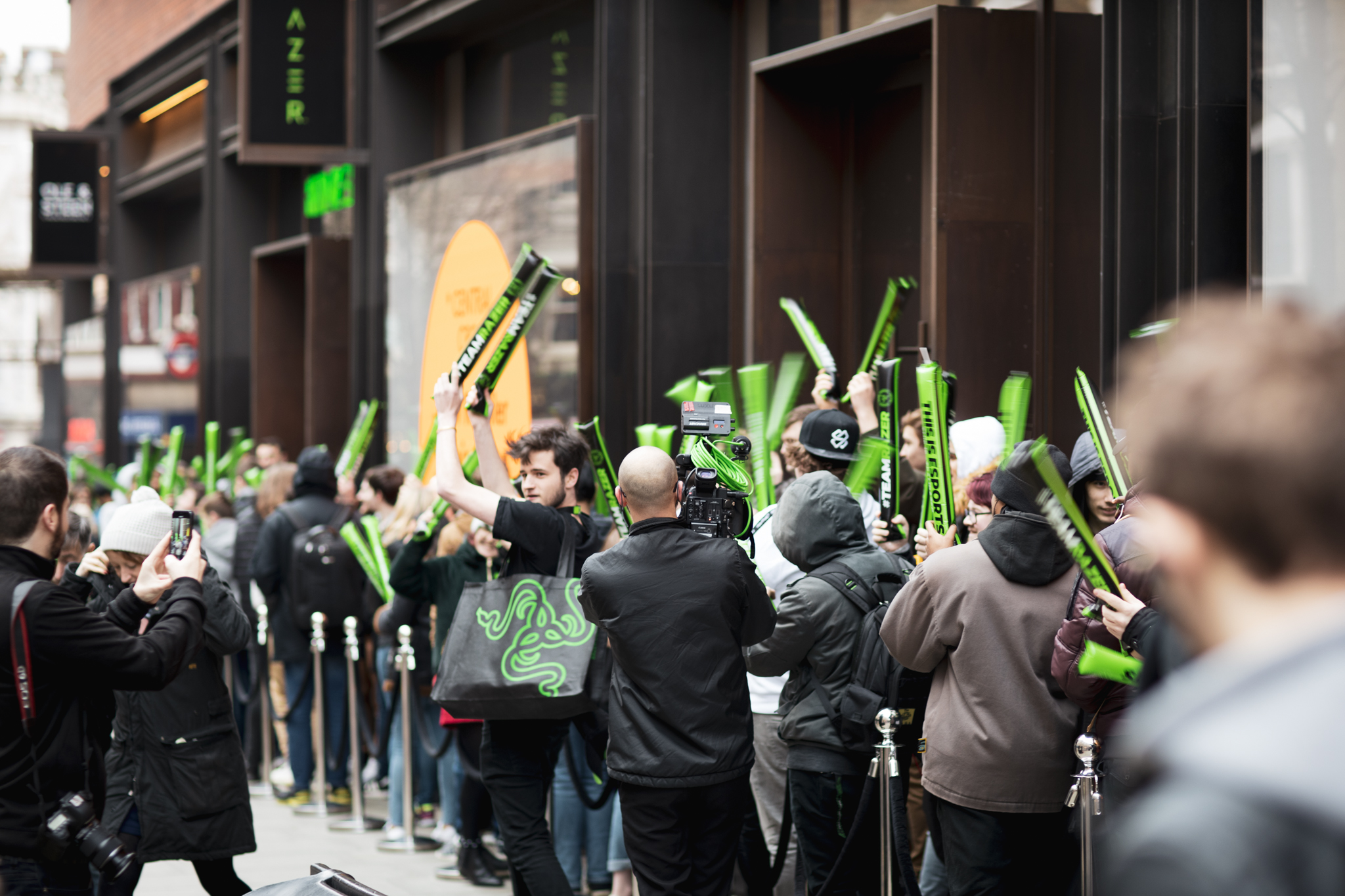 razerstore-london-grand-opening razer-thunder-sticks