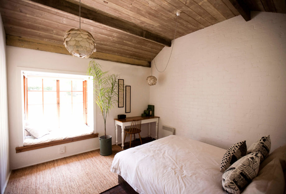 hummingbird eco retreat_timber ceiling_bedroom styling 