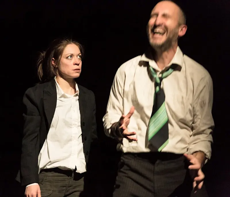 Iris Hinojosa i Gerard Vilardaga a l'escenari. L'Iris mira seria a en Gerard, que està eufòric.
