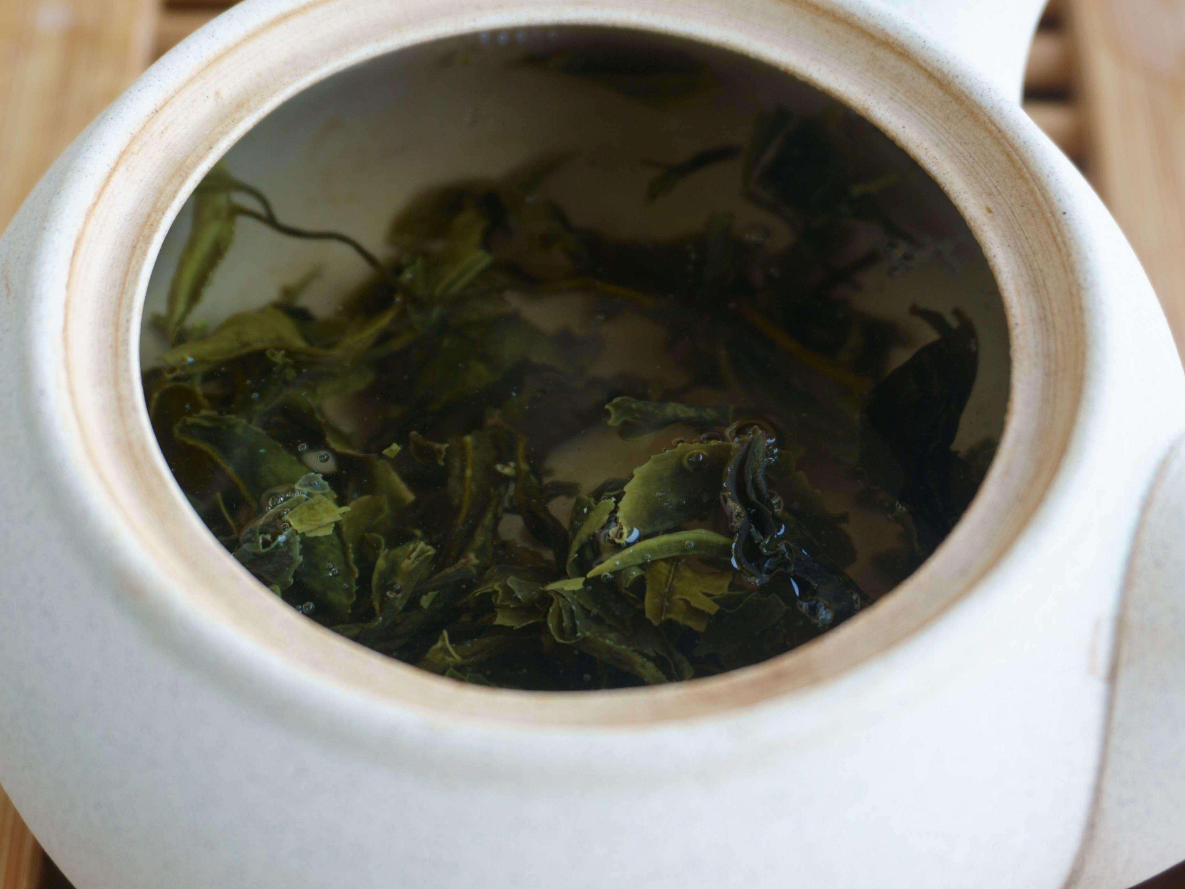 Le foglie di tè in infusione