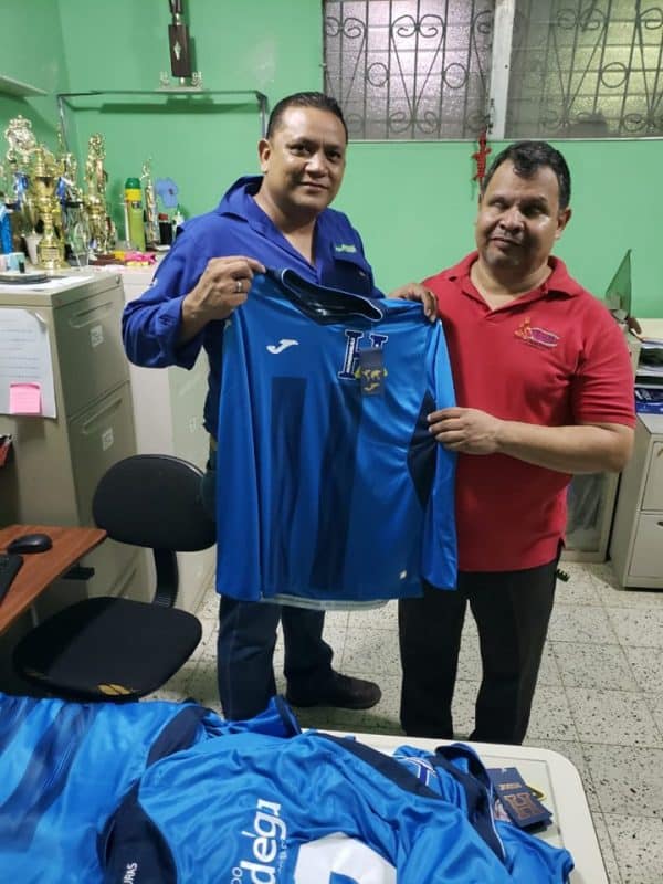 Noe Solorzano, entrega donacion de camisetas por parte de Grupo Cadelga a la seleccion de Honduras