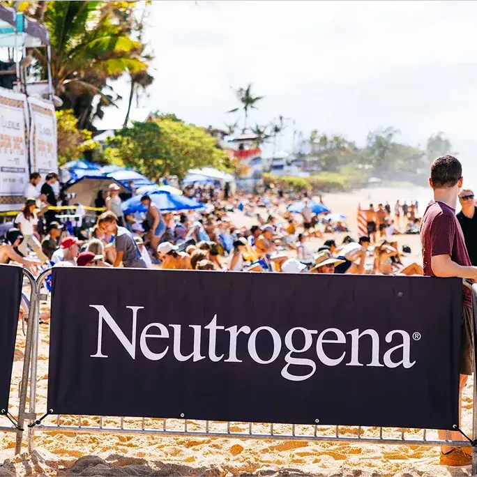 Crowds watching a surf competition hosted by Neutrogena®