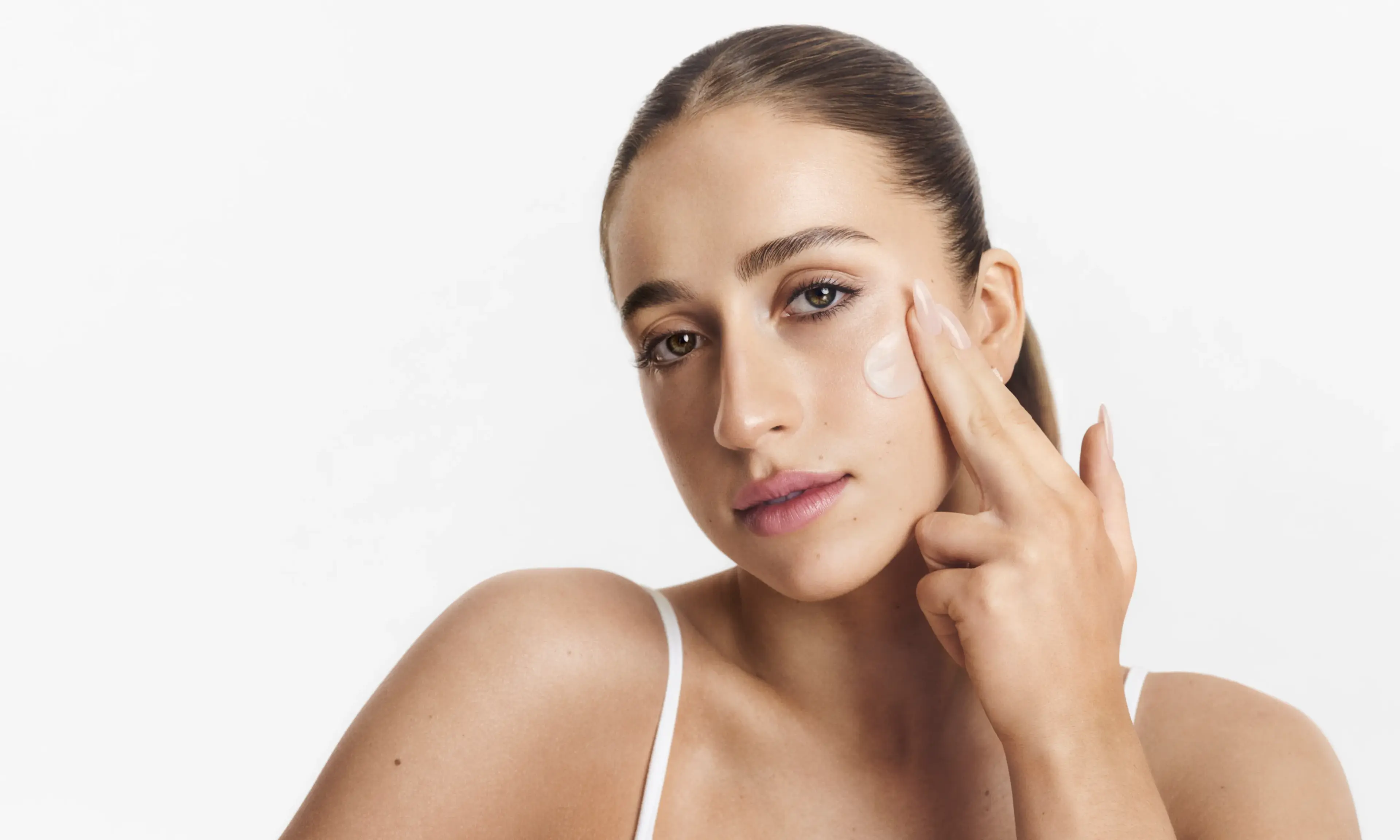 Tate McRae applying Neutrogena® Hydro Boost Cream to face