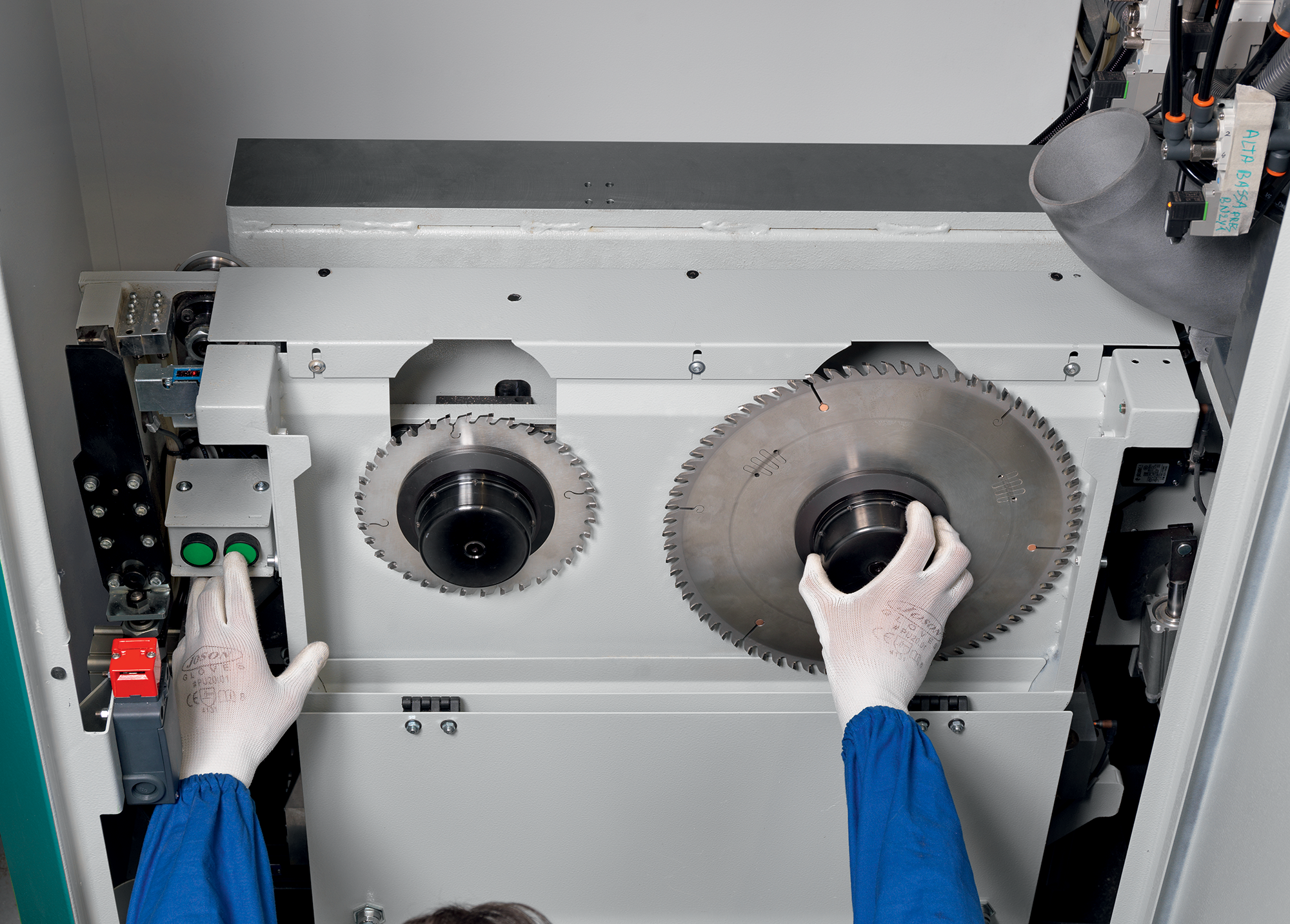 Zero-time blade changing