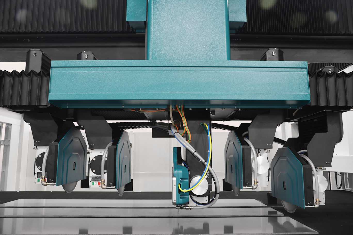 Powerful multi-spindle cutting centre