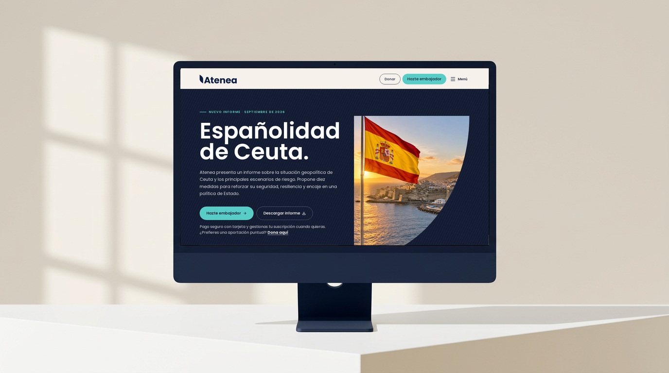 La portada de la nueva web de Atenea mostrada en un ordenador de sobremesa sobre un escritorio claro.
