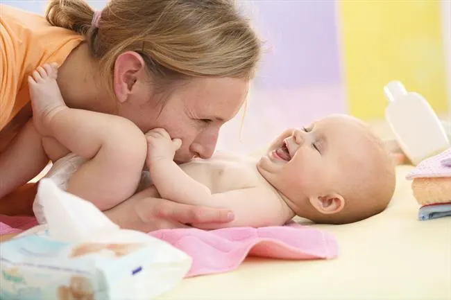 newborn-diapering-and-cord-care