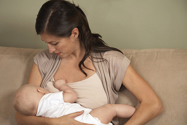 alojamiento sofá editorial Consejos para la Lactancia Materna en bebés de 0 a 6 meses