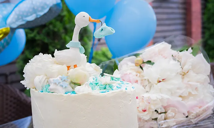 Pastel de baby shower decorado con una cigüeña