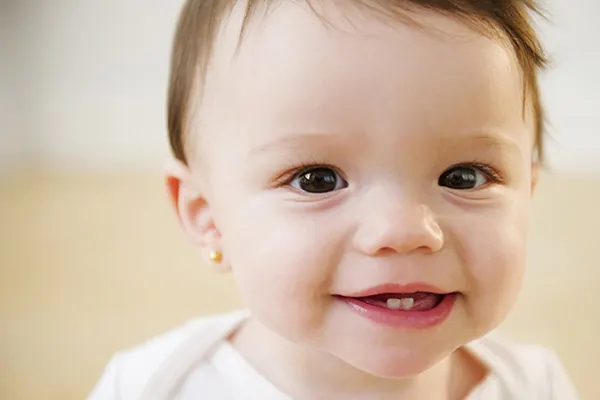 ¿Son los pequeños granos blancos en la cara de mi hijo a acné miliar?