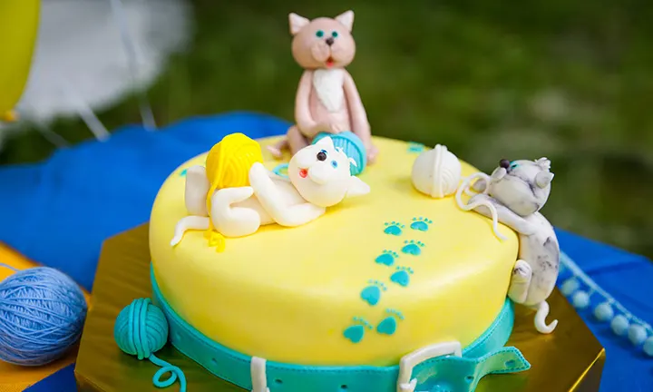 Tarta de baby shower casera con gatitos jugando