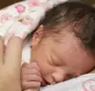 Mujer con bebé en brazos