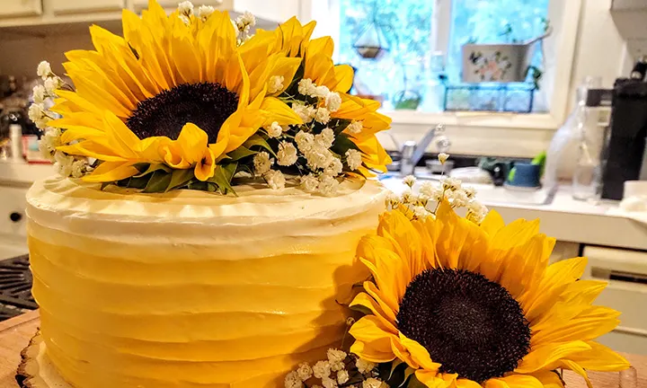 Tarta de baby shower con girasoles