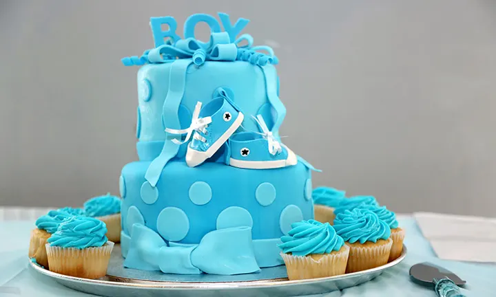 Tarta para baby shower con zapatillas