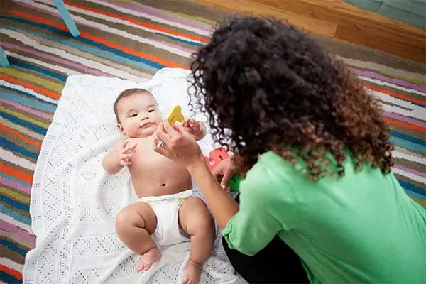 Actividades para el desarrollo psicomotriz de bebés de 3 a los 6 meses