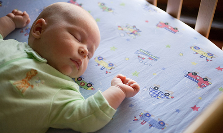 Cómo proteger y vigilar a tu bebé por la noche mientras descansa en casa