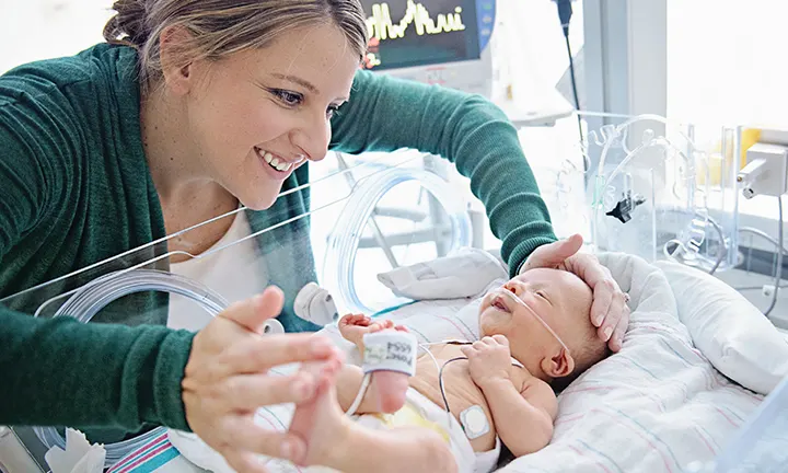 Niño recién nacido tratamiento sanitario maternidad bebé pequeño