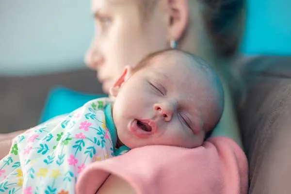 ¿Es normal que mi hijo mueve la cabeza para dormir?