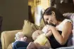 Lactancia materna - Mamá está amamantando a su bebé