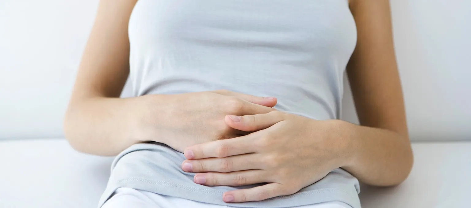 Mujer embarazada con dolor en el bajo vientre