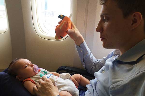 domesticar Traer Sindicato Viajar con niños: bebé y avión son compatibles | Dodot ES