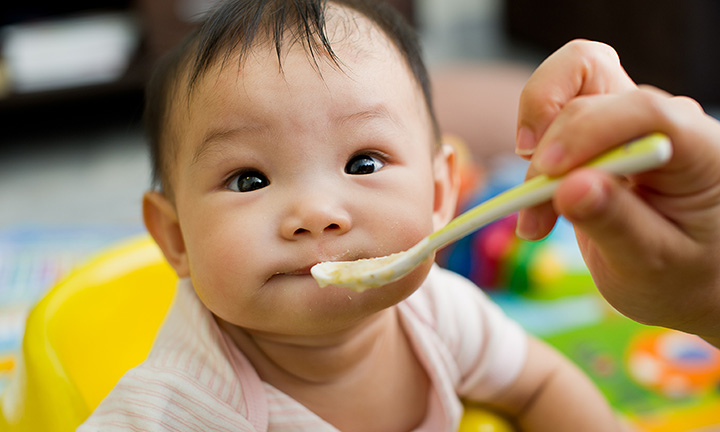 Aprenda cómo introducir alimentos sólidos en bebés 