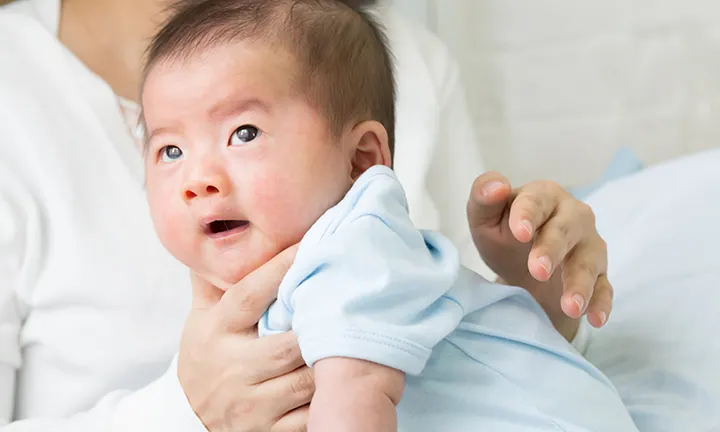 Reflujo o ERGE en bebés: síntomas y tratamiento | Dodot