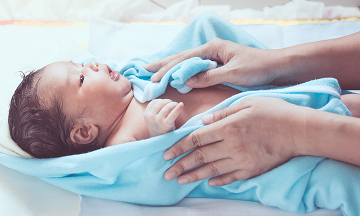 Cómo bañar a tu recién nacido por primera vez |