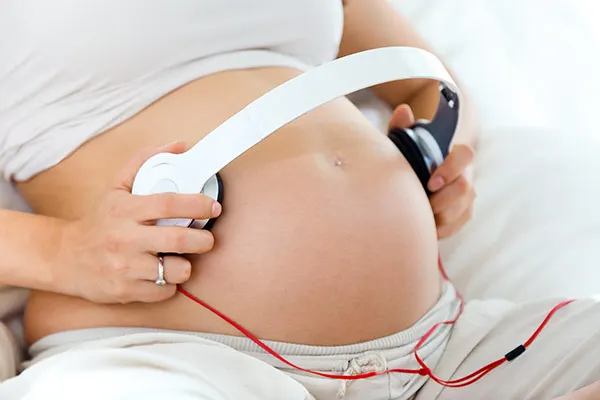 Cuándo en el embarazo comienza a tener oído el bebé?