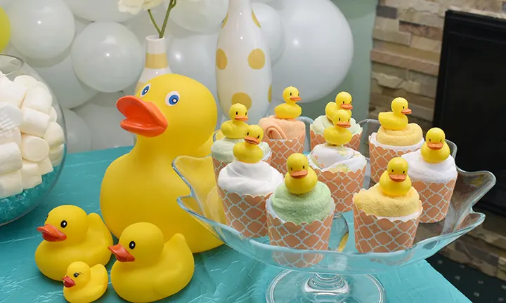 Cupcakes con patitos de goma para baby shower