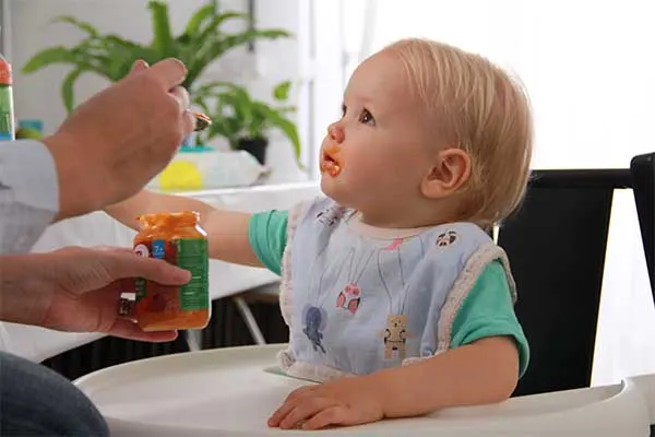 10 consejos de alimentación para bebés de 6 a 12 meses de edad 