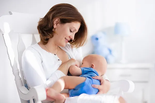 Niño Recién Nacido Bebé Prematuro A Cabo Tranquila, Con Un Chupete