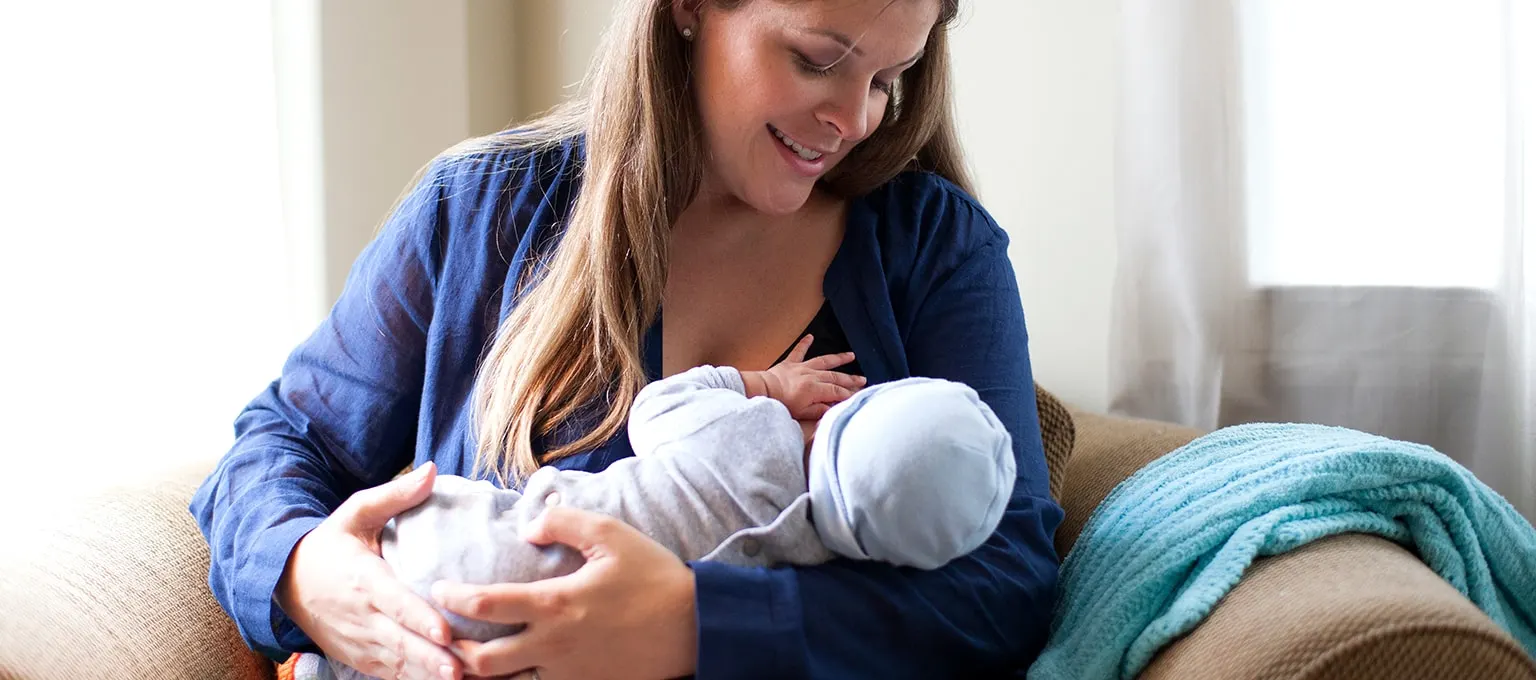 Mujer amamantando a su bebé