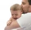 Bebé llorando con su padre