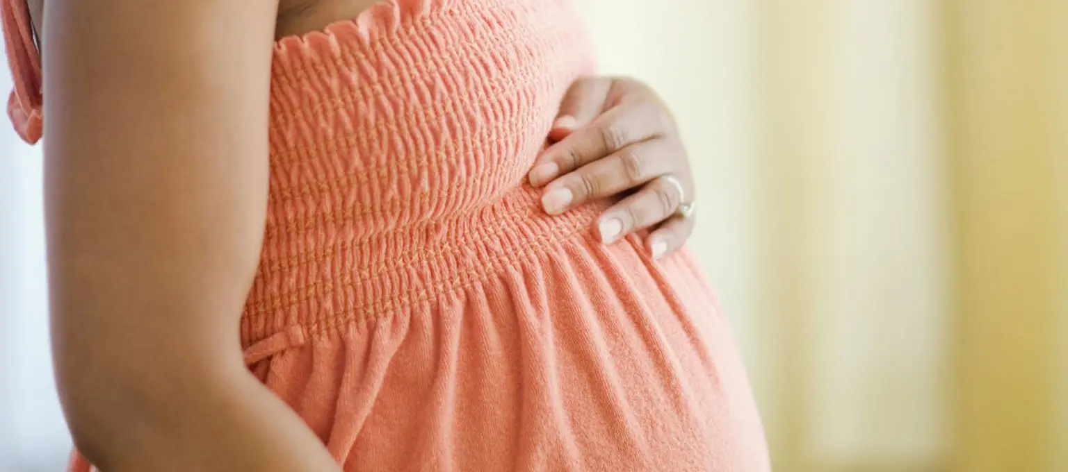 Mujer embarazada tocando su barriga