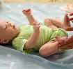 ¿Es normal que mi bebé tenga descamación en la piel de manos y pies?