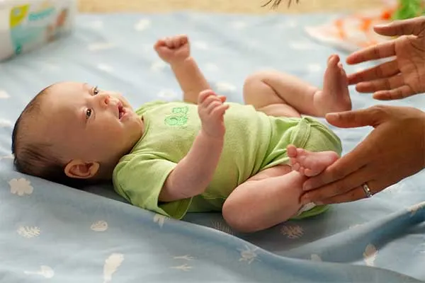 ¿Es normal que mi bebé tenga descamación en la piel de manos y pies?