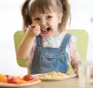 Niña pequeña comiendo