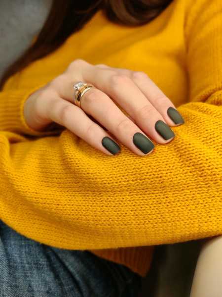 Темно-зелений матовий манікюр на коротких нігтях