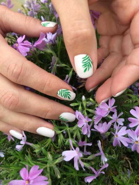 манікюр білим лаком на коротких нігтях із зеленим слайдером листочки
